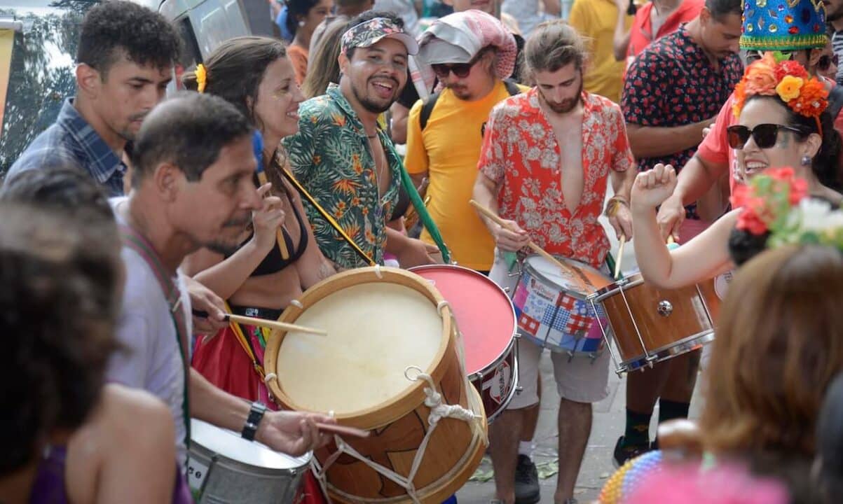 Pessoas brincando Carnaval com instrumentos