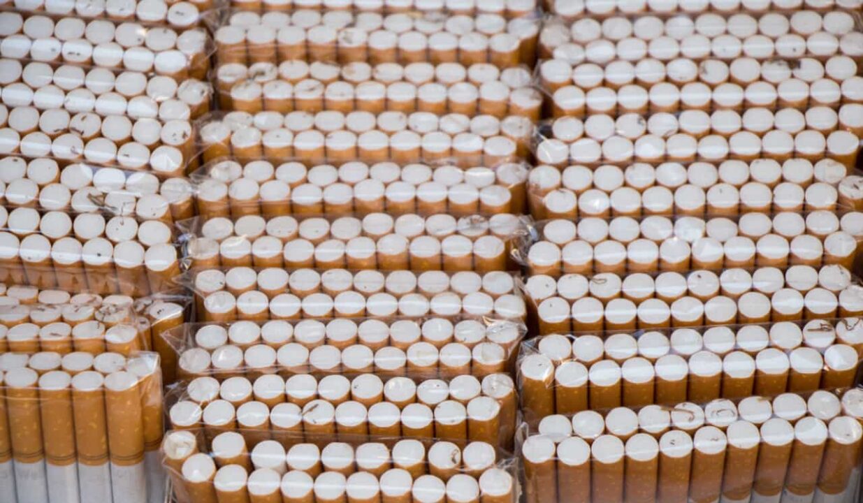 Vários pacotes de cigarro unidas