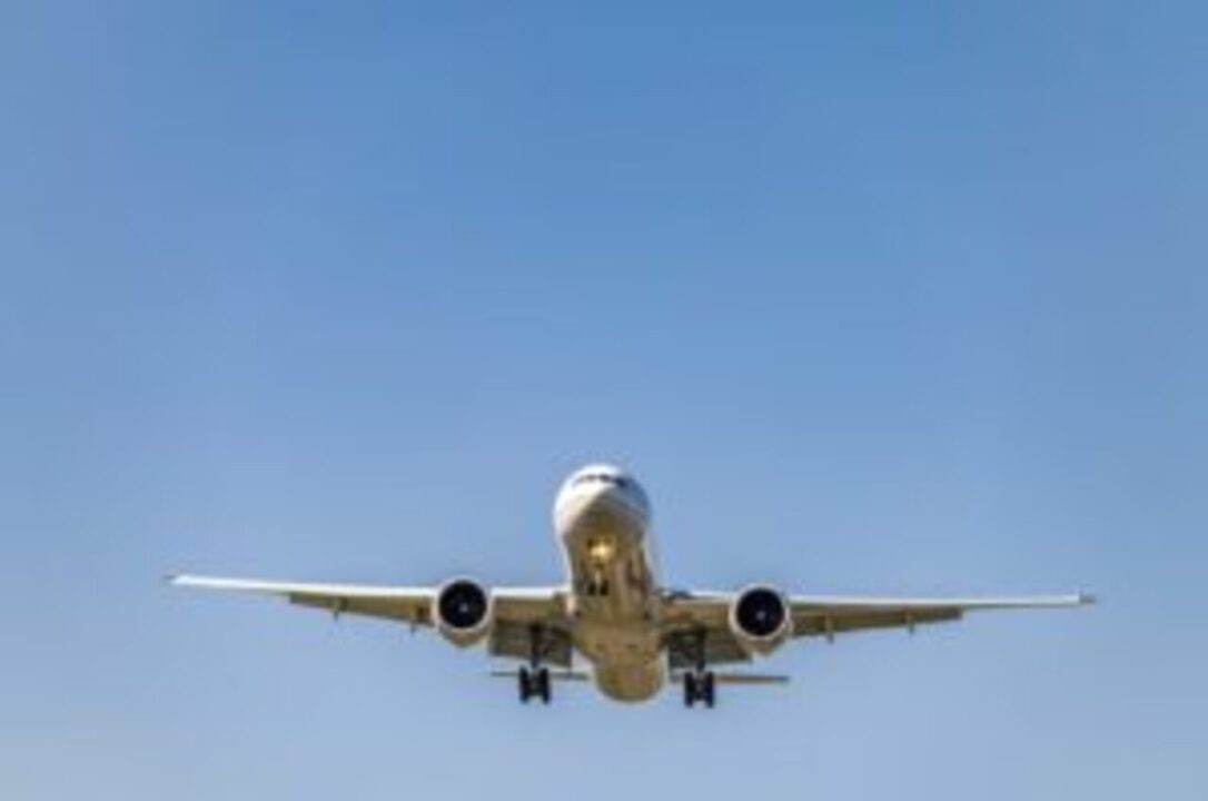 Foto de baixo ângulo de uma aeronave voando durante o dia voar feriado