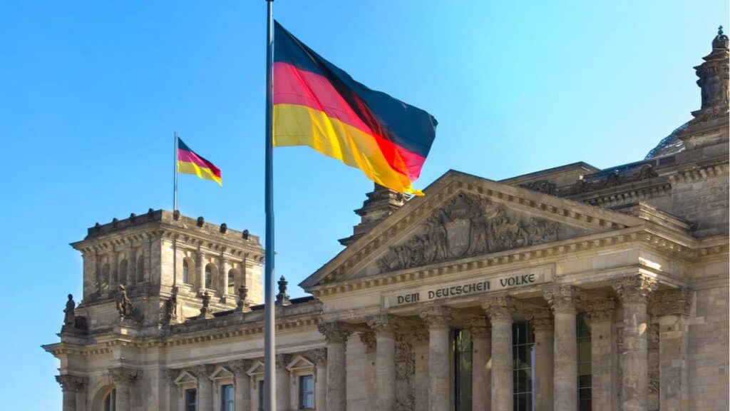 Bandeira da Alemanha hasteada em frente ao Palácio do Reichstag idade