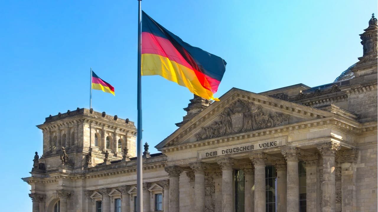 Bandeira da Alemanha hasteada em frente ao Palácio do Reichstag