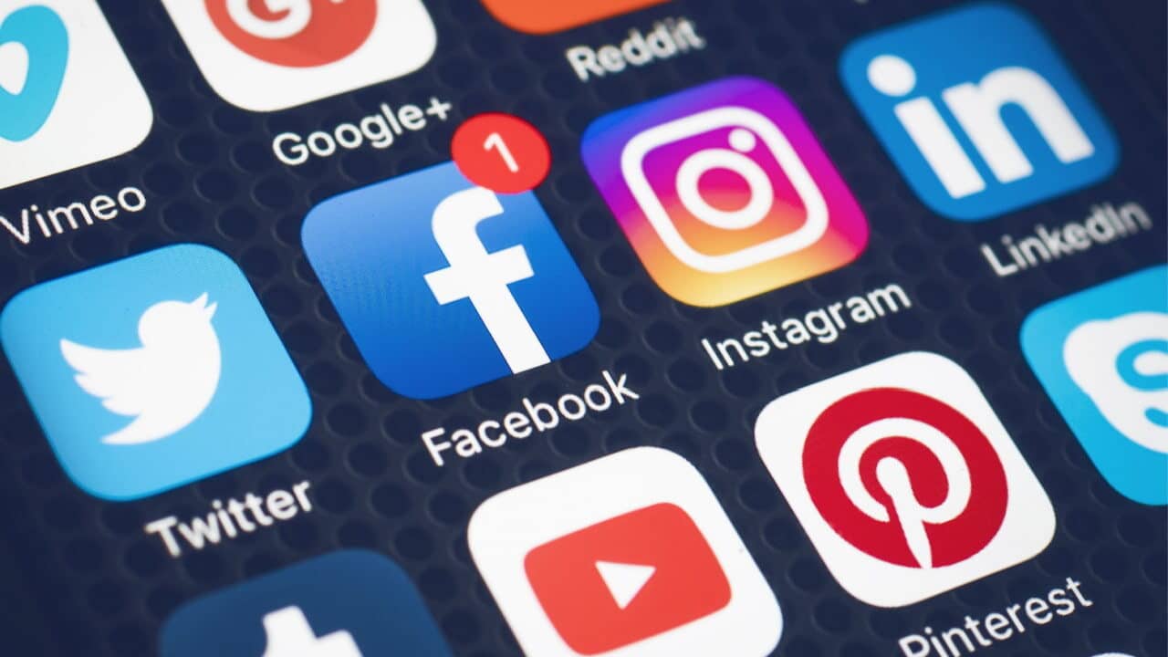 Visão aproximada de uma tela que mostra ícones de aplicativos de diversas redes sociais, com destaque para Twitter, Facebook, Instagram, LinkedIn, YouTube e Pinterest