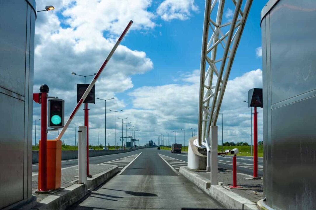 cancela de pedágio em uma estrada