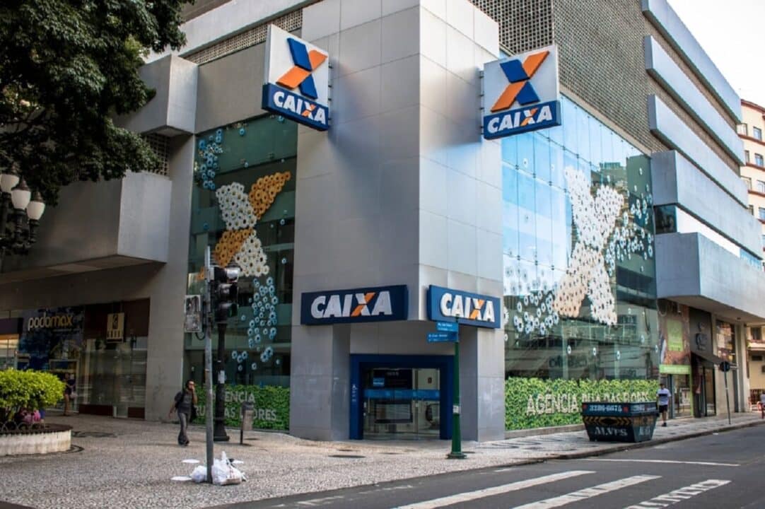 Imagem de uma agência da Caixa Econômica Federal em uma esquina