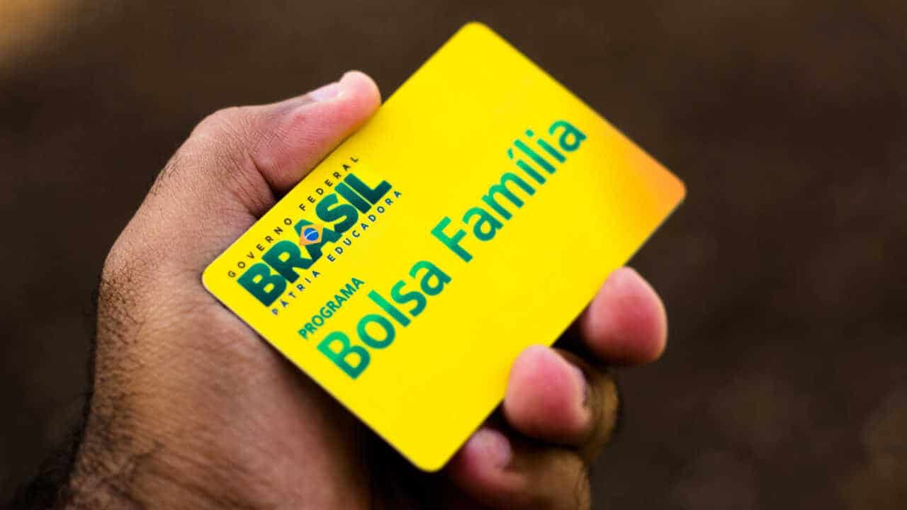 cartão do Bolsa Família na mão