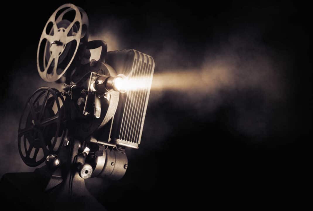 Projetor de cinema em fundo preto