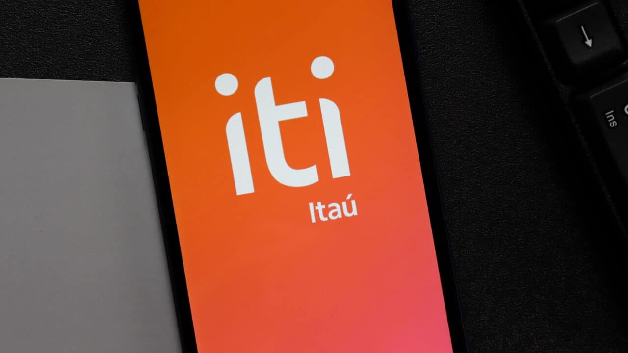Tela de celular mostrando logo da conta digital iti, do banco Itaú.