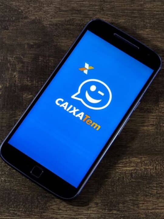 Celular exibindo a tela inicial do aplicativo Caixa Tem