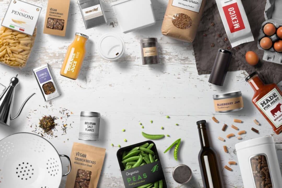 Várias embalagens de produtos alimentícios expostas sobre uma mesa