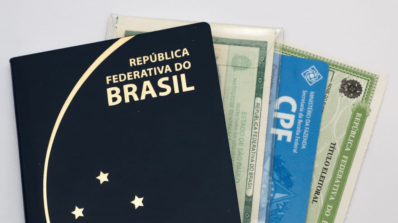 Um passaporte, uma Carteira de Identidade, um CPF e um Título de Eleitor