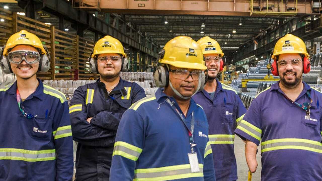 Profissionais da Gerdau uniformizados
