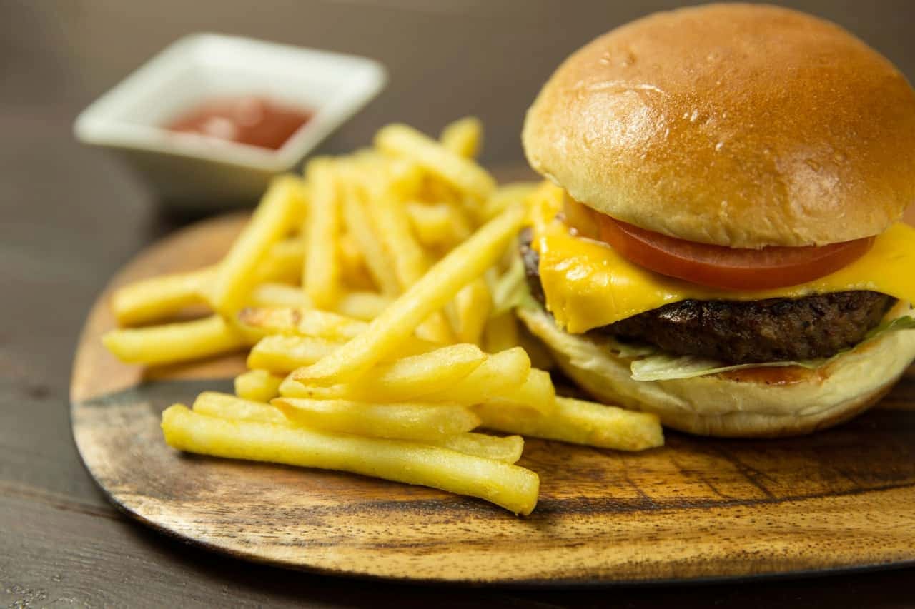 Rede chinesa de fast food, maior que McDonald’s e Starbucks, prepara sua estreia no mercado brasileiro
