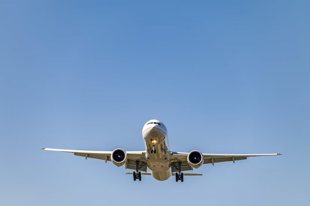Foto de baixo ângulo de um aviao voando mais perto durante o dia