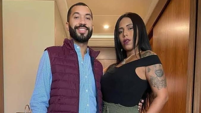 Gil do Vigor e sua irmã Janielly Nogueira posando para foto abraçados