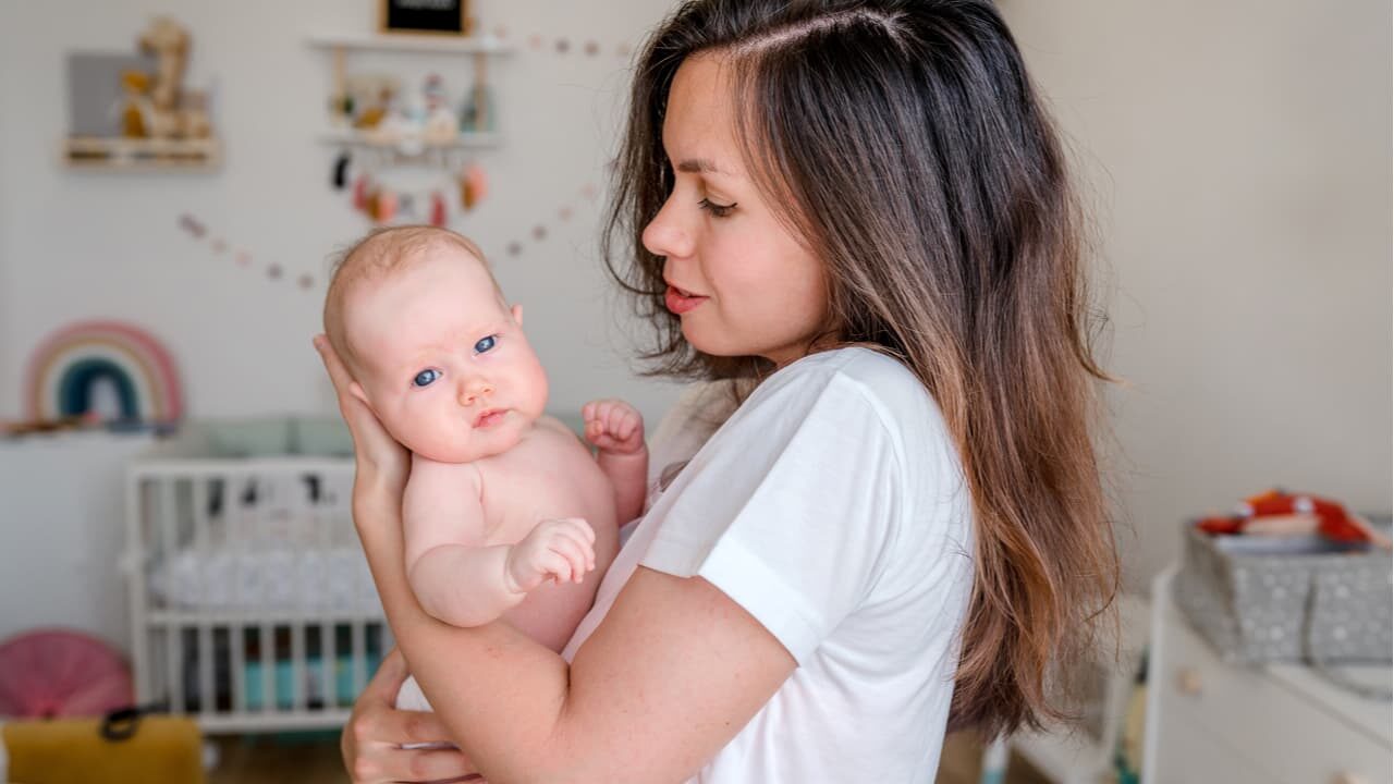 Mulher com seu filho no colo
