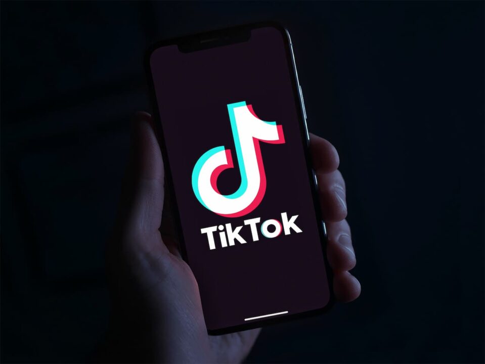 mão segurando celular com tiktok