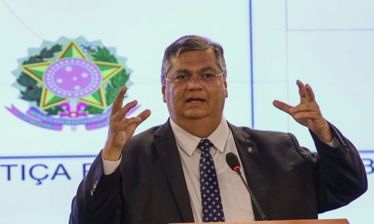 imagem do ministro da Justiça Flavio Dino falando em microfone