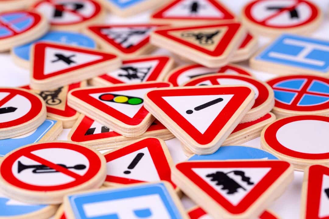 Miniaturas de placas e sinalização de trânsito