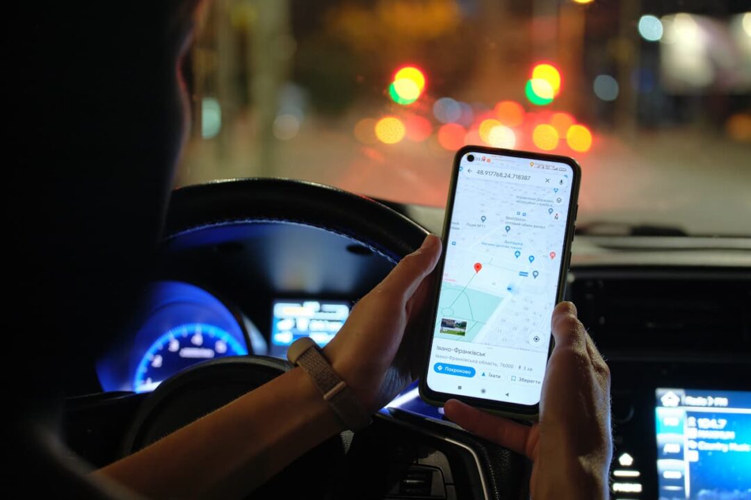 pessoa no volante observando google maps no celular
