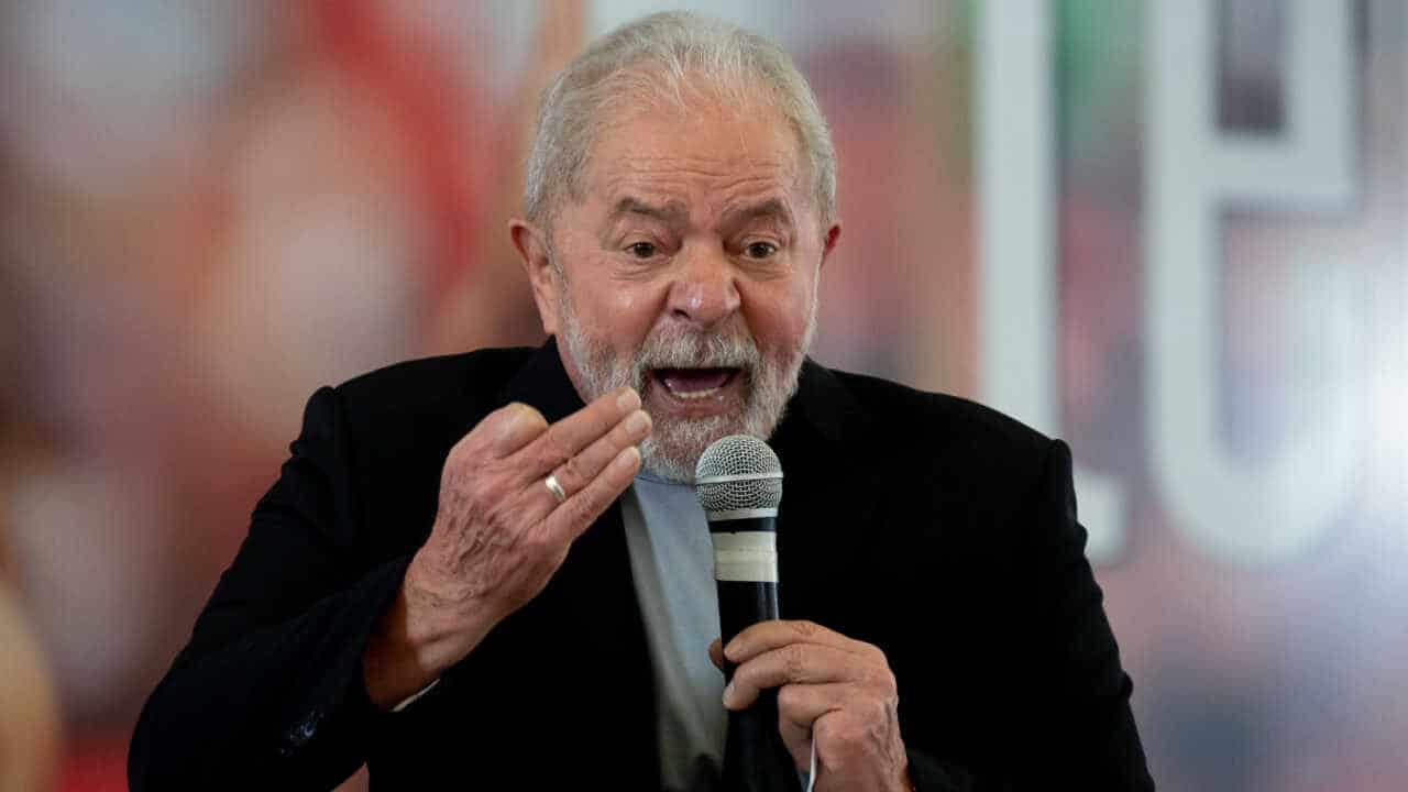 Presidente Lula fala ao microfone