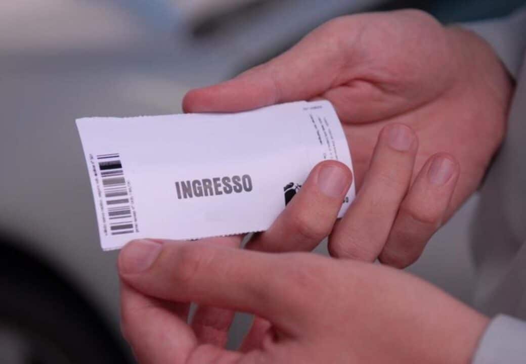 pessoa com ingresso nas mãos