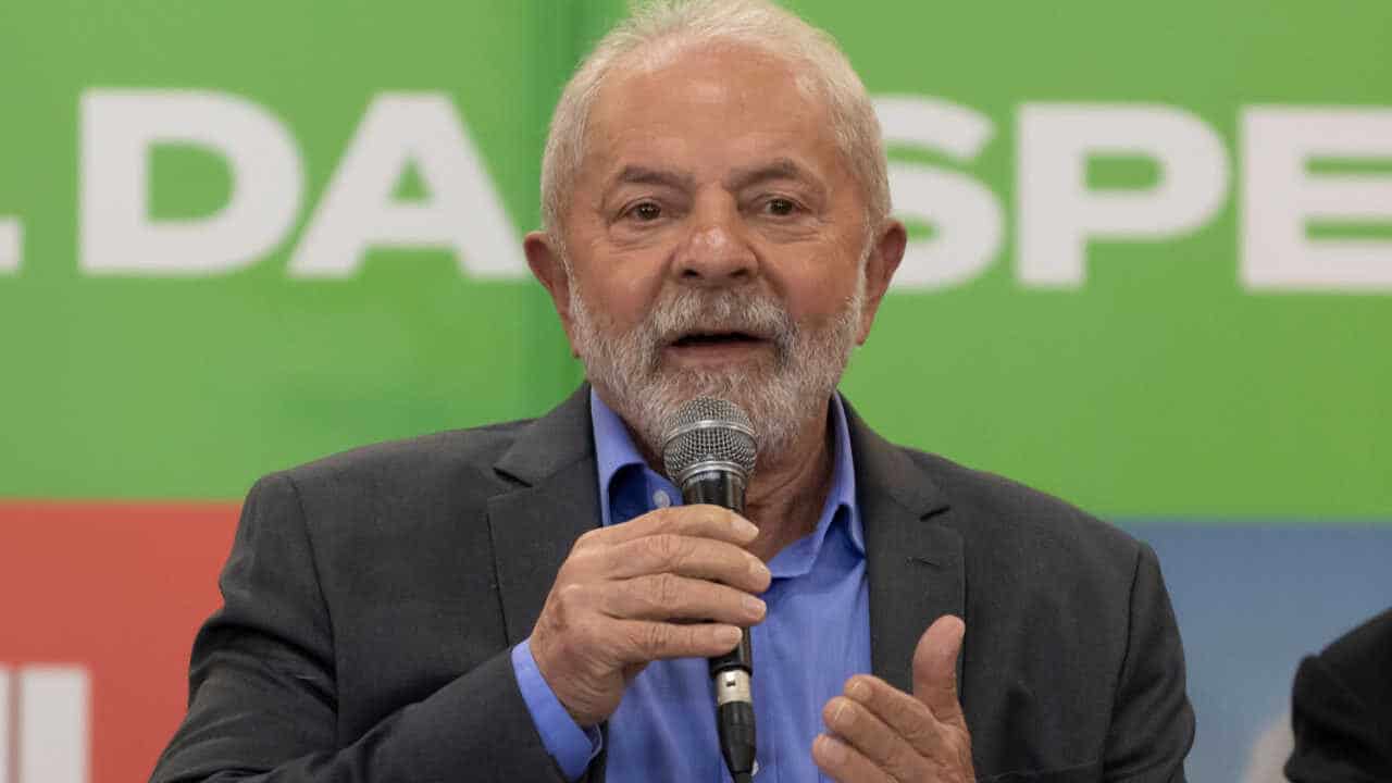 Presidente Luiz Inácio Lula da Silva em discurso com microfone