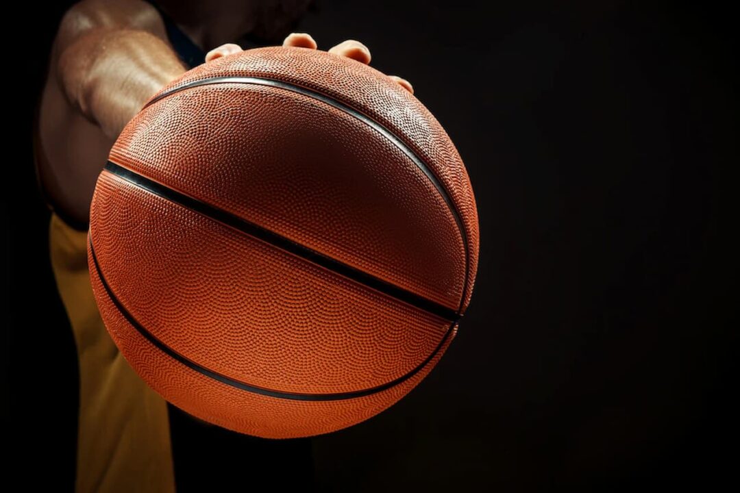 Homem negro jogador de basquete segurando bola