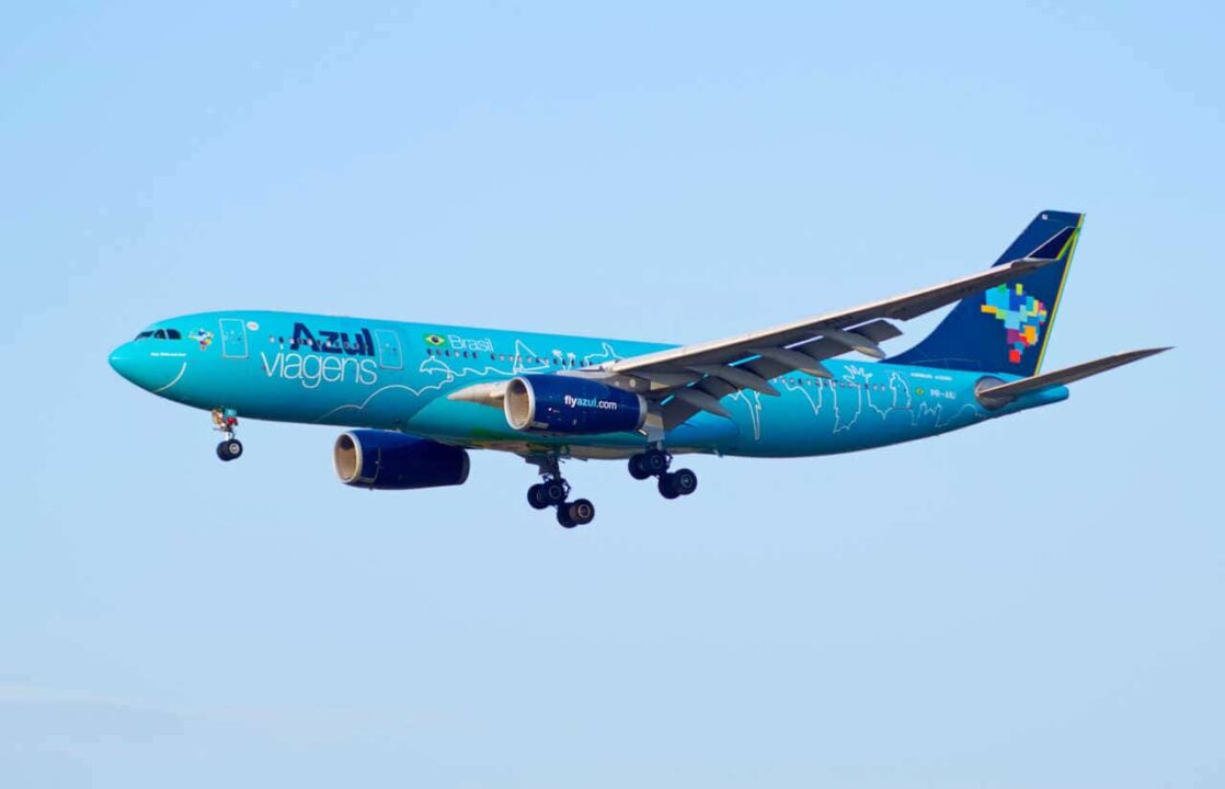 Avião da Companhia aérea Azul voando no céu azul claro sem nuvens