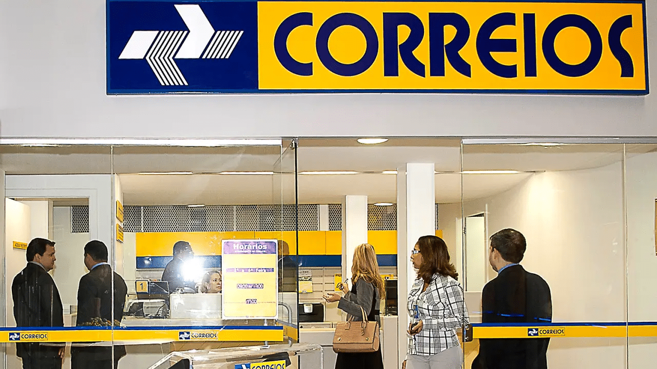5 pessoas em espera de frente a uma agência dos correios