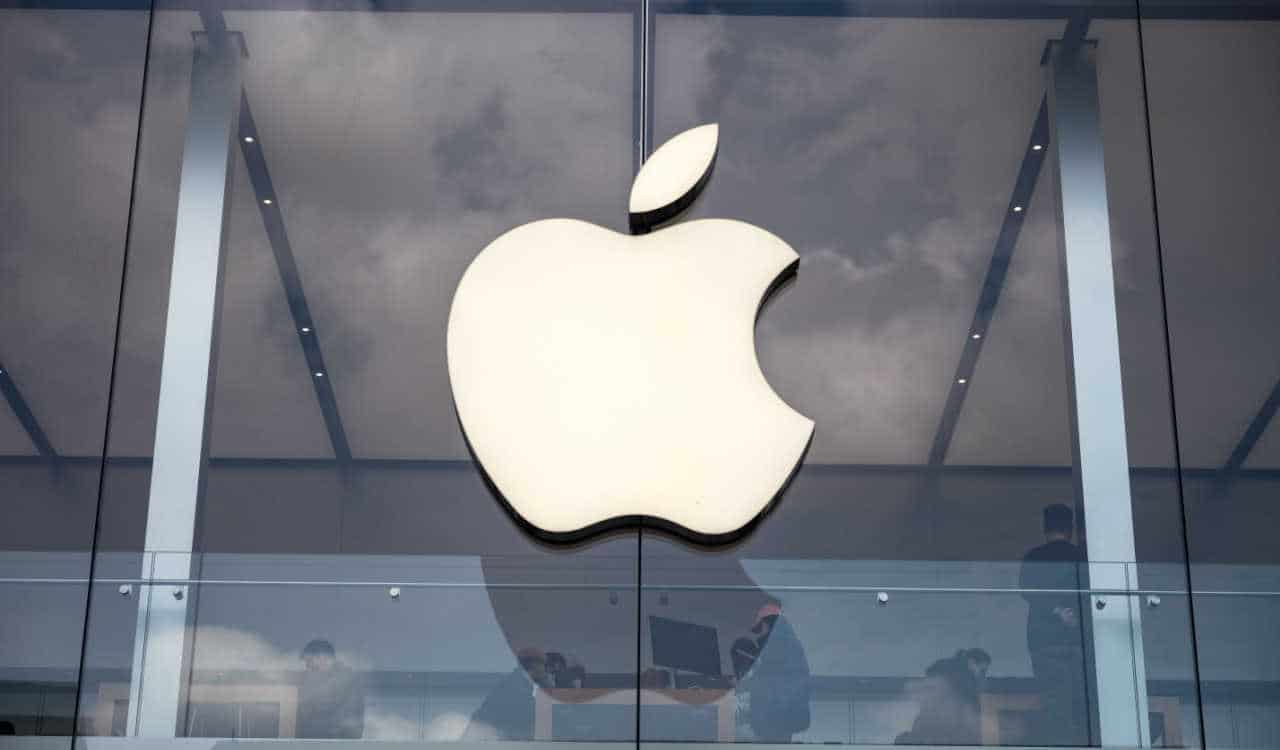 Fachada de uma loja da Apple com a logo da empresa.