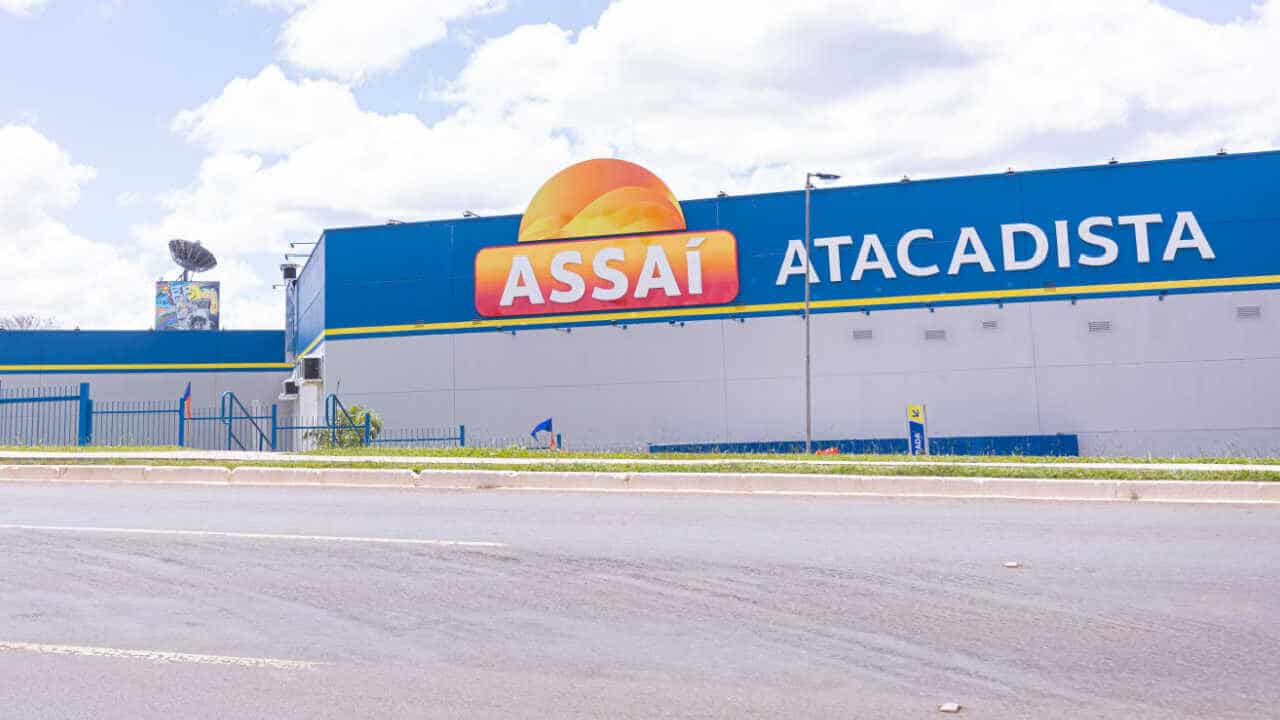 Unidade do Assaí Atacadista com os letreiros branco em fundo laranja e azul