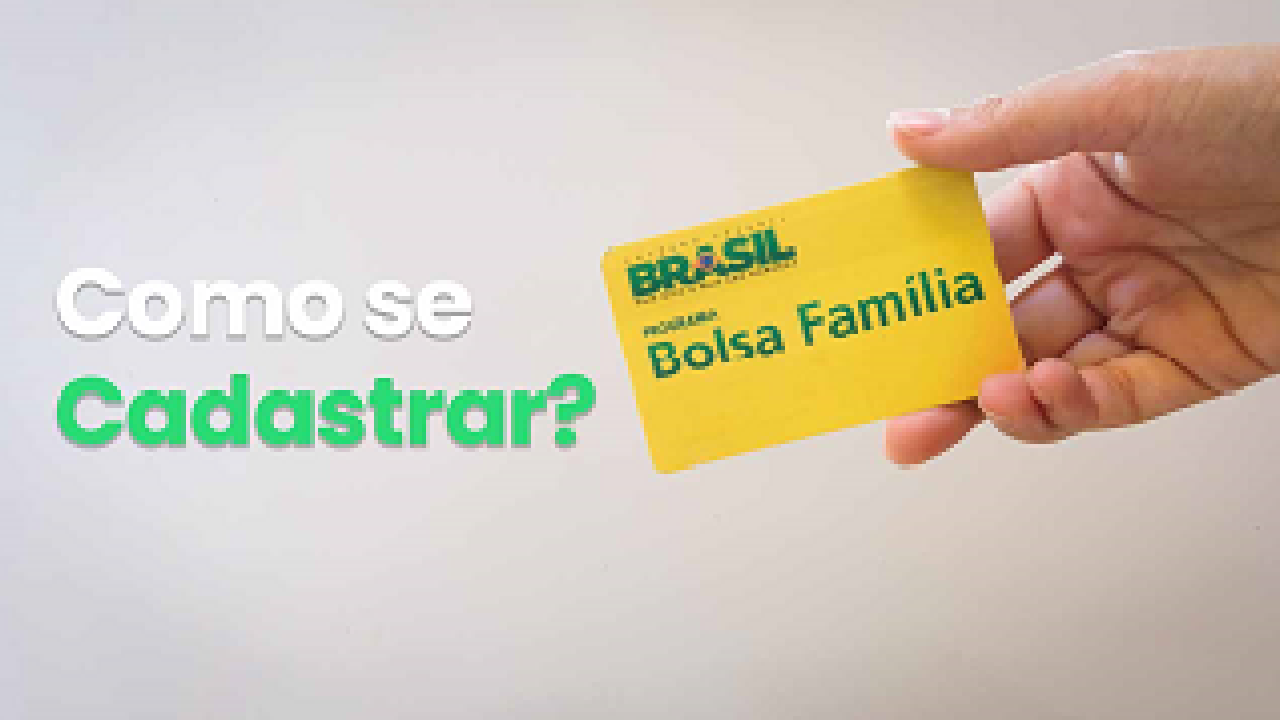 Mão de uma pessoa segurando o cartão do Bolsa Família