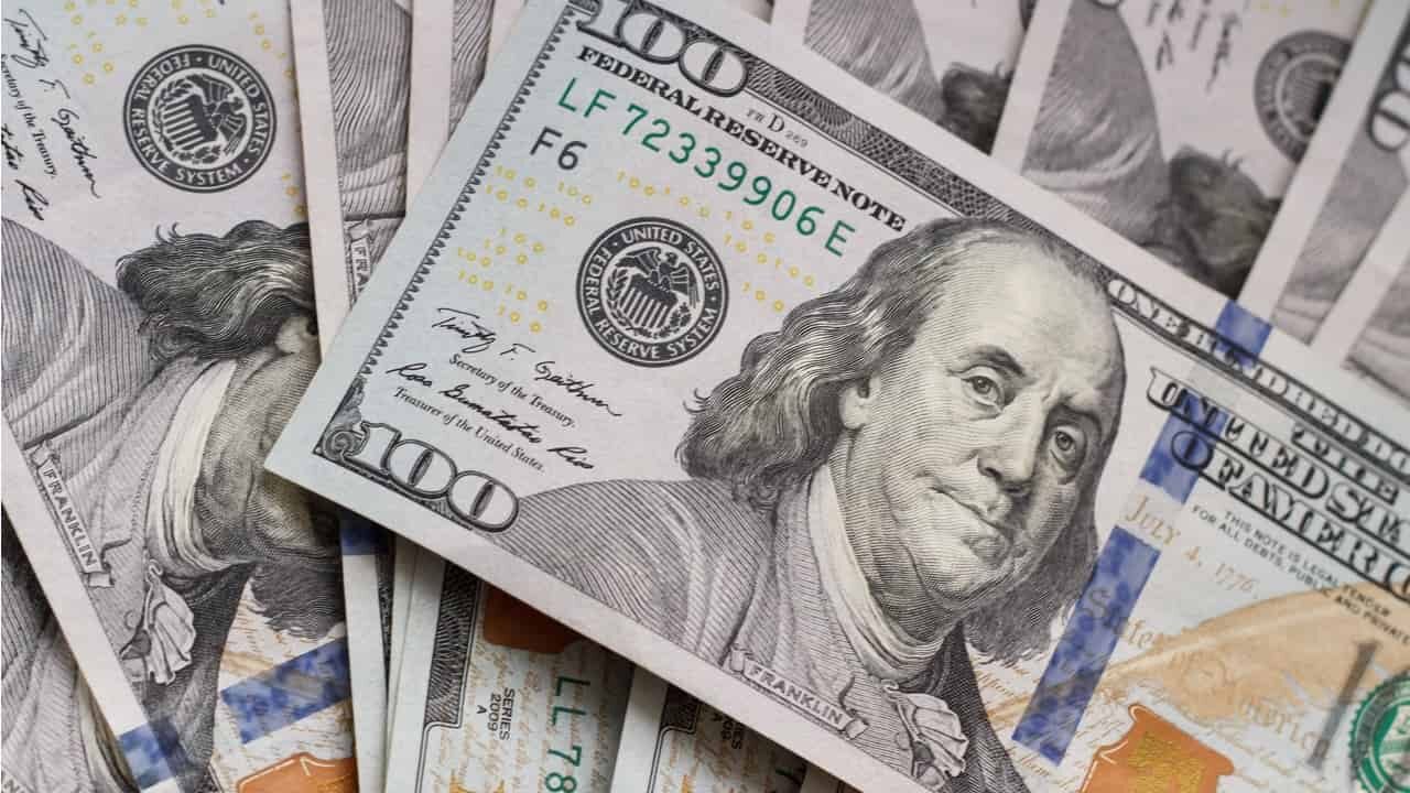 Notas de dólares sobrepostas