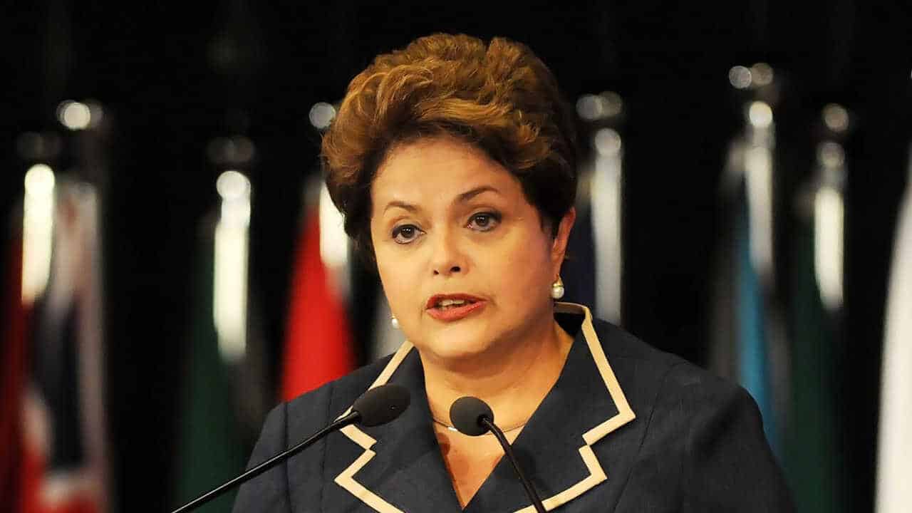 Dilma Rousseff fala ao microfone