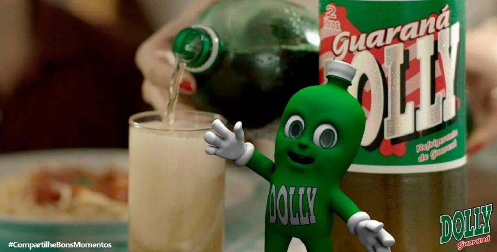 Mulher servindo um copo de Dolly Guaraná com o mascote em primeiro plano