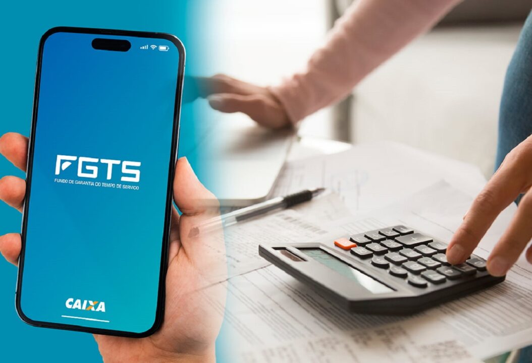 Imagem mostra mãos trabalhando e utilizando uma calculadora. No lado esquerdo, vê-se uma mão com um celular aberto no aplicativo do FGTS.
