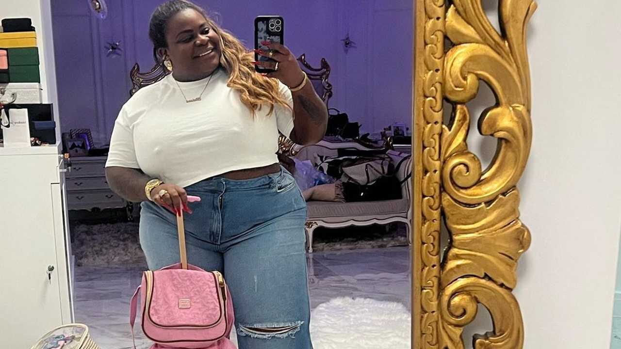 Jojo Todynho faz selfie no espelho com material escolar