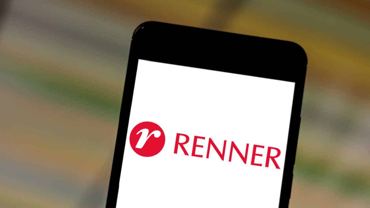 celular com app da Lojas Renner na tela inicial cartão