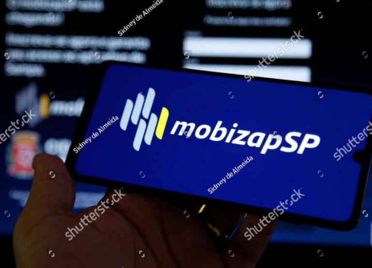 O aplicativo MobizapSP em frente a um painel de