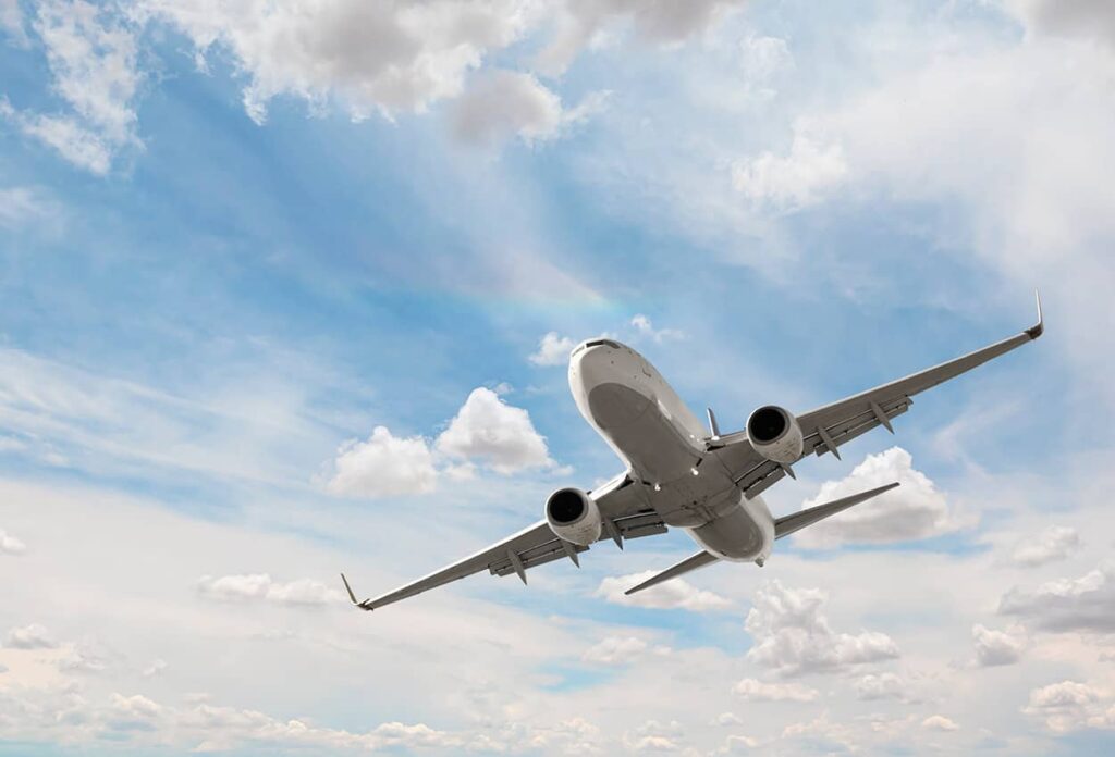Avião no céu com várias nuvens desconto passagens aéreas