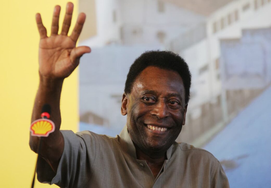Pelé acenando e sorrindo