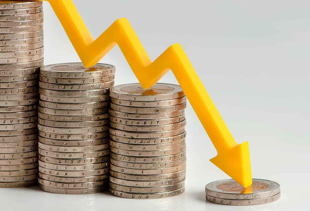 Pilhas de moedas em formato decrescente com seta amarela em cima