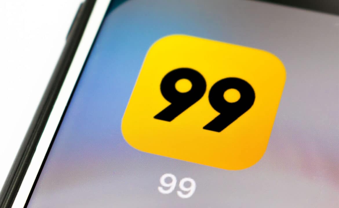 Foco no aplicativo 99 na tela de um smartphone