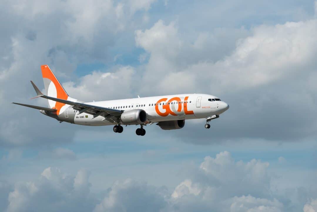 Avião da empresa Gol voando no céu.