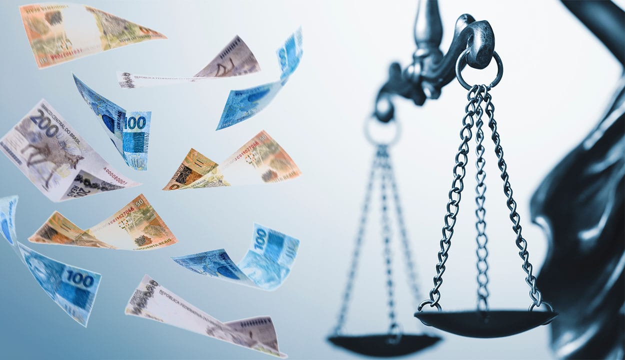 Balança da Justiça com notas de real caindo