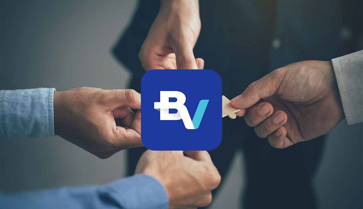 imagem de quatro mãos segurando a logo do Banco BV