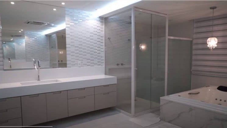 banheiro com hidromassem da mansão do jogador gabigol