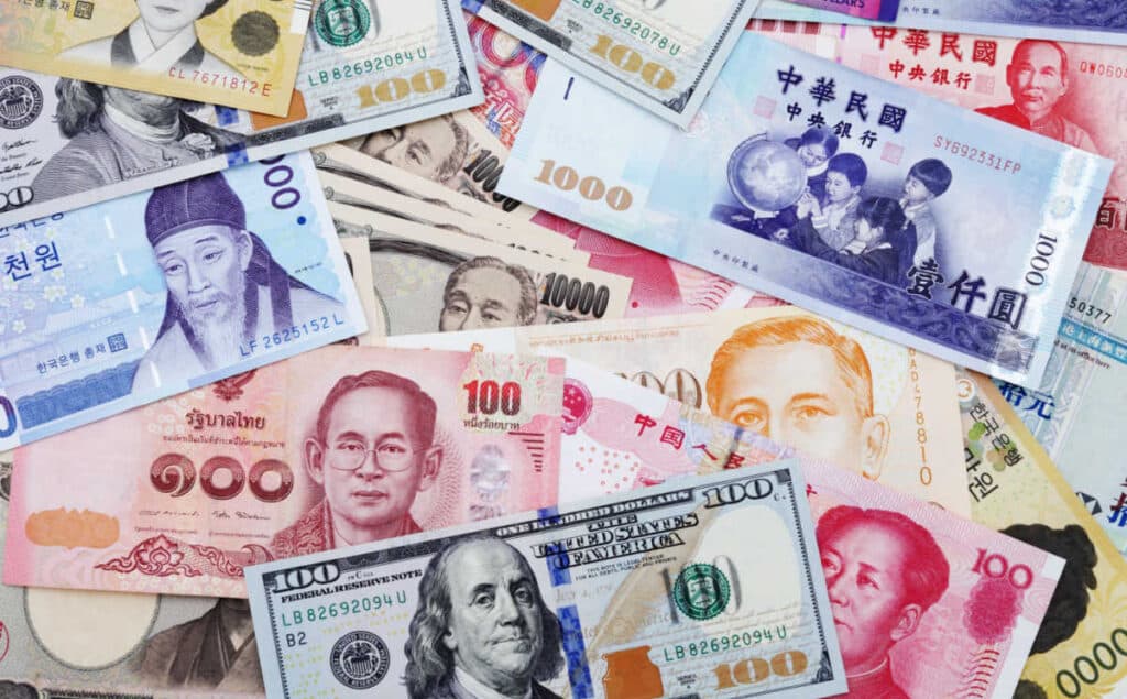vários notas de diferentes moedas: dólares, ienes e outros.