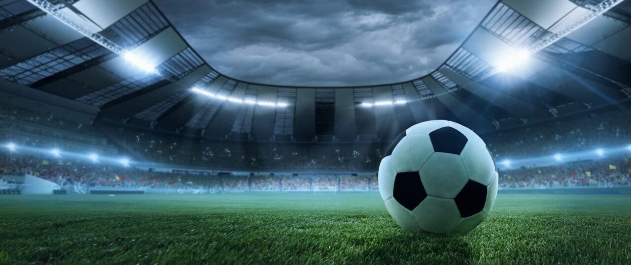 bola de futebol em campo