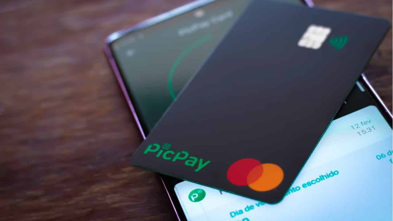 PicPay Card sobre um celular com aplicativo do PicPay aberto